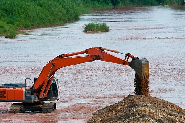 Bagger- und Sandpumpgerätelösungen für die Sedimentbehandlung in Wasserstraßen